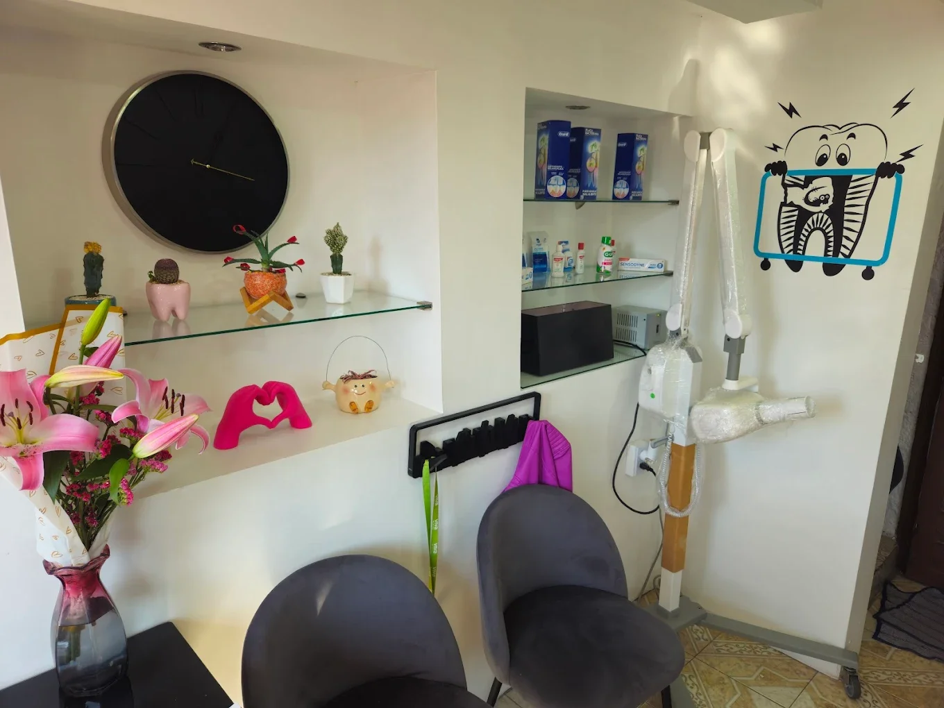 Sonrisa saludable en consultorio dental